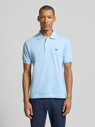 Męski model nosi Regular Fit Poloshirt aus reiner Baumwolle von Lacoste, efekt: jednolity kolor, krój regular fit, wyhaftowane logo, kołnierzyk polo, krótki rękaw, prążkowane zakończenie rękawów, pikowana bawełna, z rozcięciami po bokach, całkowity widok z przodu