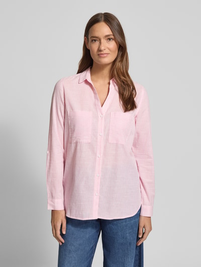Frauenmodel trägt Regular Fit Bluse mit V-Ausschnitt und Brusttaschen von Christian Berg Woman, Streifenmuster, reine Baumwolle, Hemdblusenkragen, Ganzkörperansicht von vorne.