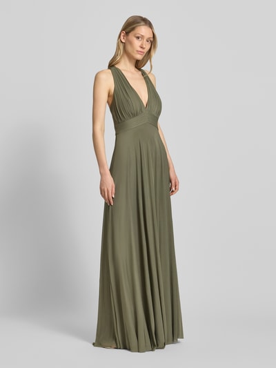 Modelka nosi Maxikleid mit V-Ausschnitt und Taillenband von Jake*s Cocktail, oliwkowozielony materiał z domieszką stretchu, krój slim fit, w talii pasek, szerokość w rozmiarze 36: 29 cm, długość tyłu: 130 cm, zdjęcie całej sylwetki z przodu