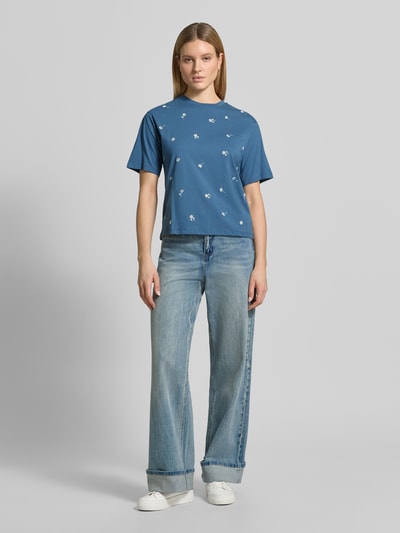 Frauenmodel trägt T-Shirt mit 1/2-Arm von Jake*s Casual in Blau mit weißen kleinen Aufdrucken, lockerer Schnitt, Rundhalsausschnitt, reine Baumwolle, Ganzkörperansicht von vorne.