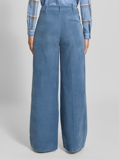 Frauenmodel trägt Relaxed Fit Anzughose aus Cord von Christian Berg Woman Selection in Hellblau, strukturierte Oberfläche, Ganzkörperansicht Rückansicht, Damen Anzughose mit Knopf- und Reißverschluss, Eingrifftaschen, Bundweite 46 cm, Innenbeinlänge 86 cm.