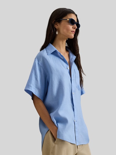 Modelka kobieca nosi Oversized Hemdbluse aus reinem Leinen von Polo Ralph Lauren, jasnoniebieski len, krótki rękaw, kieszeń na piersi, luźny krój, logo na piersi, widok całej sylwetki z przodu