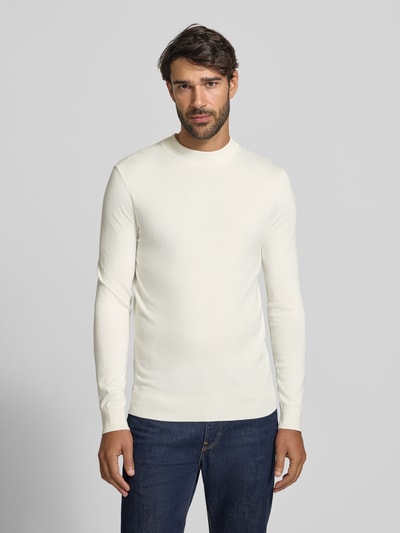 Męski model nosi Slim Fit Strickpullover aus Viskose-Mix mit Stehkragen od Antony Morato, mieszanka wiskozy, krój slim fit, stójka, prążkowane wykończenia, długość tyłu w rozmiarze M: 65 cm, długość rękawów w rozmiarze M: 64 cm, cała sylwetka z przodu.