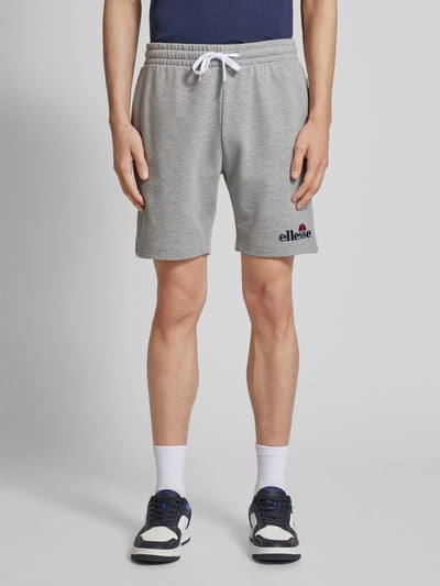 Ellesse Szorty z dzianiny dresowej o kroju regular fit z wyhaftowanym logo model ‘SILVAN’ Jasnoszary 4