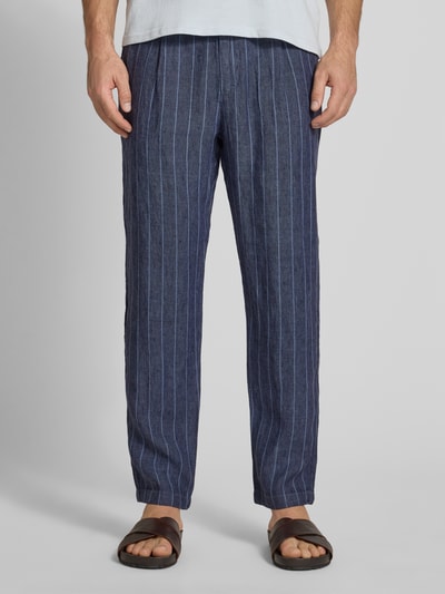 Männermodel trägt Leinenhose mit französischen Eingrifftaschen von MCNEAL in Dunkelblau mit hellen Streifen, Straight Fit, Reines Leinen, Elastischer Bund, Knopf- und Reißverschluss, Gesäßleistentaschen, sichtbares Label-Stitching, Bundweite 43 cm, Innenbeinlänge 78 cm, Ganzkörperansicht von vorne.