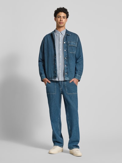 Männermodel trägt Regular Fit Freizeithemd aus reiner Baumwolle von Marc O'Polo Denim, hellblau, einfarbig, Ganzkörperansicht von vorne.