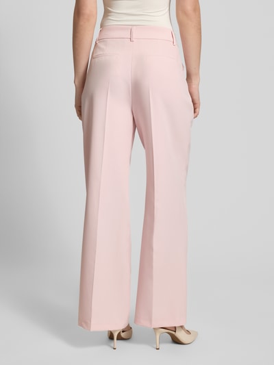 Vrouwenmodel draagt Wide Fit stoffen broek met persplooien van Christian Berg Woman Selection, elastische materiaalmix, achterzakken, haakjes- en ritssluiting, kleur lichtroze, Ganzkörperansicht Rückansicht.