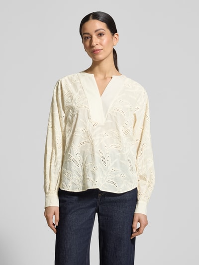 Frauenmodel trägt Relaxed Fit Tunikabluse mit Lochstickerei von Milano Italy aus Baumwoll-Mix, V-Ausschnitt, cremefarben, Nahaufnahme Oberkörper.