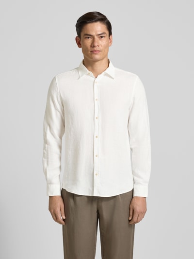 Męski model nosi Regular Fit Freizeithemd aus reinem Leinen od s.Oliver RED LABEL, gładki, lniany materiał, jasny kolor, kędziorki, długi rękaw, klasyczny kołnierzyk, guzik, logo, widok całej sylwetki z przodu.