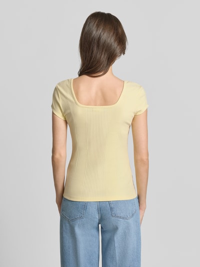Frauenmodel trägt T-Shirt in Ripp-Optik mit Karree-Ausschnitt von JAKE*S STUDIO WOMAN in Hellgelb, Baumwoll-Elasthan-Mix, Ganzkörperansicht Rückansicht.