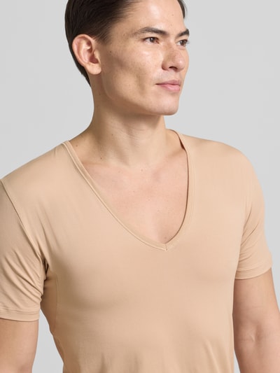 Männermodel trägt T-Shirt mit V-Ausschnitt von Mey in Beige, Baumwoll-Mix mit Stretch-Anteil, Slim Fit, Nahaufnahme Oberkörper.