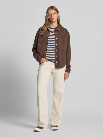 Frauenmodel trägt Loose Fit Hemdjacke mit Woll-Anteil Modell 'ALVA' von NOISY MAY® in Braun, Baumwoll-Woll-Mix, Ganzkörperansicht von vorne.