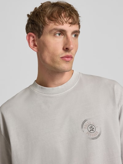 Männermodel trägt Oversized Herren T-Shirt von Pegador aus Reine Baumwolle, Label-Print, Rundhalsausschnitt, Nahaufnahme Oberkörper, Modell 'Nuevo'.