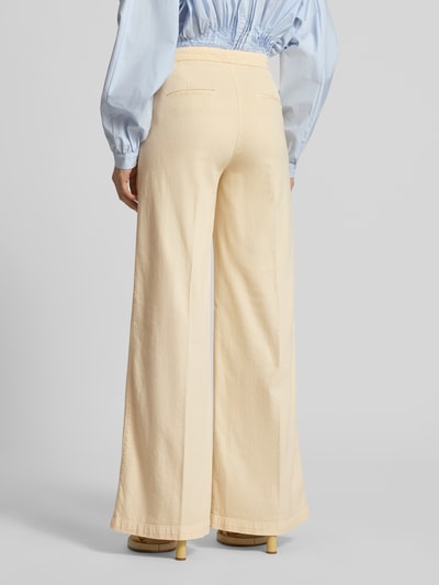 Frauenmodel trägt Wide Leg Hose mit Bügelfalten Modell 'Bridget' von SEDUCTIVE, Leinen-Baumwoll-Mix, helle Farbe, Ganzkörperansicht Rückansicht.