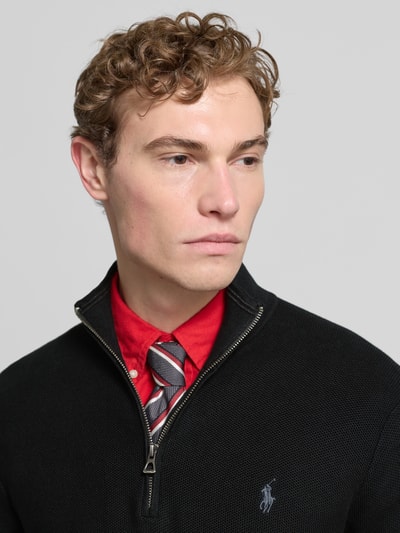Männermodel draagt Strickpullover met Label-Stitching van Polo Ralph Lauren in zwart, puur katoen, regular fit, ribboorden, opstaande kraag, korte ritssluiting, Nahaufnahme Oberkörper.