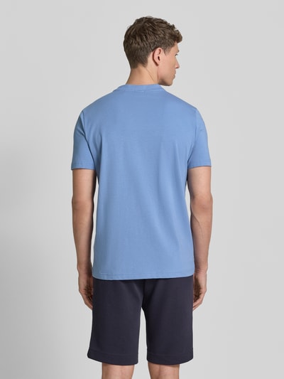 Männermodel trägt Regular Fit T-Shirt aus Baumwoll-Mix Modell 'TEE' von BOSS Green in Uni-Optik, kurzarm, Rückansicht, Ganzkörperansicht.