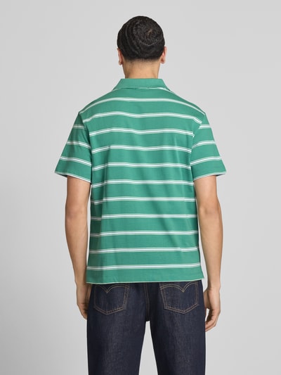 Männermodel trägt Regular Fit Poloshirt mit Logo-Stitching von Calvin Klein Jeans aus Reine Baumwolle, Rückenansicht, Rückenlänge 69 cm.