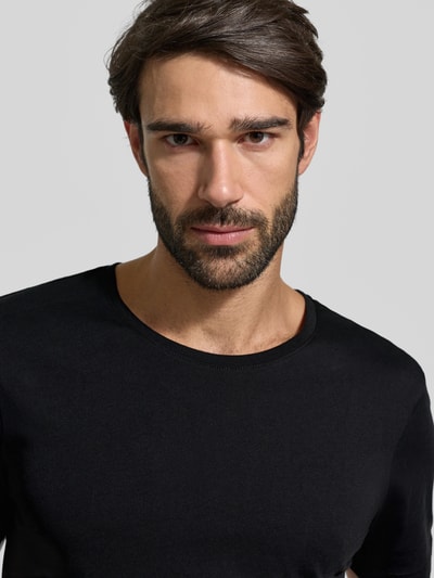 Männermodel trägt T-Shirt mit Rundhalsausschnitt im 2er-Pack von Christian Berg Men, Baumwolle, Slim Fit, Nahaufnahme Oberkörper.