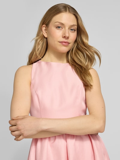 Frauenmodel trägt Cocktailkleid mit gekreuzten Trägern Modell 'Ottilie' von Forever New, A-Linie, Viskose-Leinen-Mix, Nahaufnahme Oberkörper.