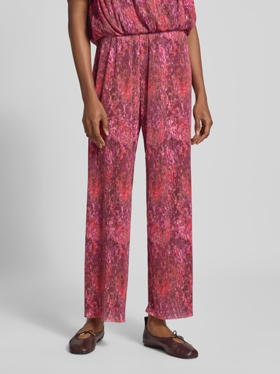 Frauenmodel trägt Wide Fit Hose in Falten-Optik von Rich & Royal mit floralem Allover-Print und elastischem Bund, Nahaufnahme Oberkörper.
