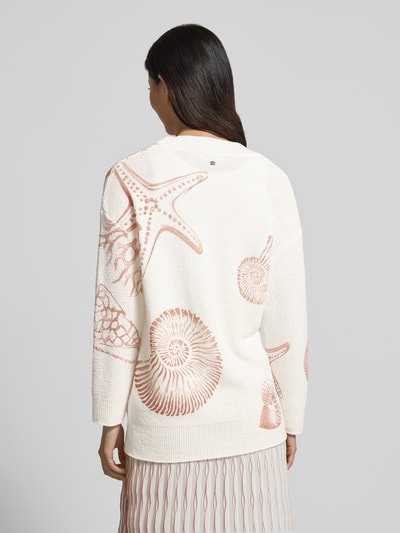 Modelka nosi Cardigan mit V-Ausschnitt im Allover-Look od Marc Cain z mieszanki bawełny, krój relaxed fit, długość tyłu 70 cm, długość rękawów 56 cm, wzór na całej powierzchni, dekolt w serek, listwa guzikowa, widok całej sylwetki z tyłu.