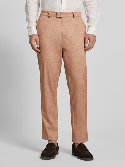 Mężczyznęmodel nosi Hose mit Gesäßtaschen Modell 'Orlando' von CG - Club of Gents, lniany materiał z domieszką wiskozy, kolor beżowy, krój regular fit, widoczne kieszenie z tyłu, szerokość w rozmiarze 50: 46 cm, długość nogawki wewnętrznej: 78 cm, zdjęcie całej sylwetki z przodu.
