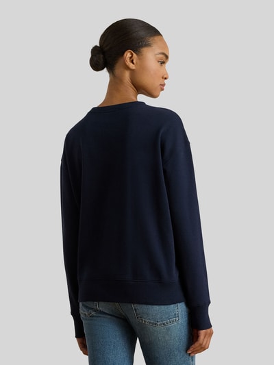 Frauenmodel trägt Regular Fit Sweatshirt aus Baumwoll-Mix von Lauren Ralph Lauren in Dunkelblau, unifarben, Ganzkörperansicht Rückansicht.