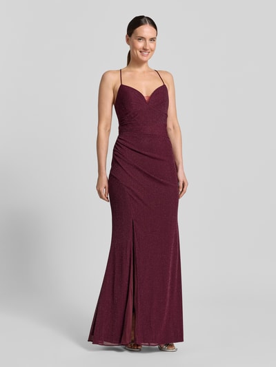 Frauenmodel trägt Abendkleid mit Herz-Ausschnitt von Laona in Bordeaux, Spaghettiträger, Körpernahe Passform, Maxikleid, Ganzkörperansicht von vorne