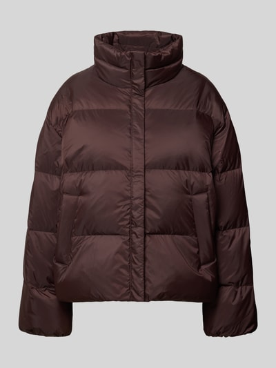 Produktfoto, Jacke mit Stehkragen und Eingrifftaschen von Closed in Dunkelbraun, gesteppt, gerader Schnitt, glatte Textur, sichtbarer Reißverschluss und Klettverschluss, zwei seitliche Eingrifftaschen, Schulter- und Ärmelpartie breit, modernes Design.