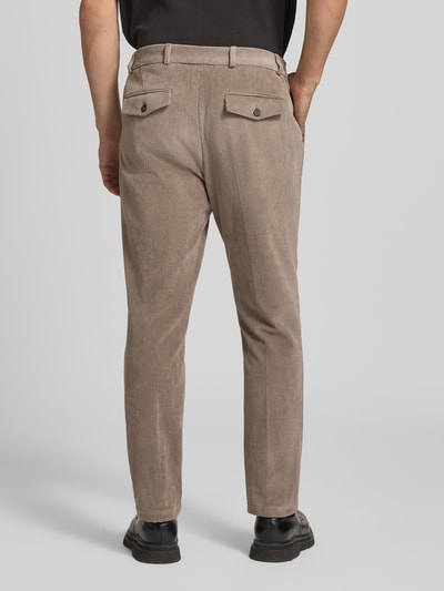 Männermodel trägt Slim Fit Hose aus Baumwoll-Mix in Cord-Optik Modell 'Cliffer' von Zuitable, Beige, Feinstruktur, Ganzkörperansicht Rückansicht. Kontext: Elastischer Baumwoll-Mix, Eingriff- und Gesäßtaschen, Knopf- und Reißverschluss, Bundweite Größe 50: 37 cm, Innenbeinlänge Größe 50: 76 cm.