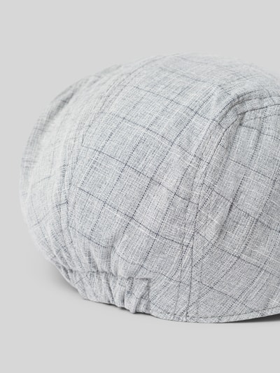Produktfoto, jasnoszara czapka z elastycznej mieszanki materiałów z dodatkiem wiskozy, fakturowany wzór w kratę, Model 'Karo' od Müller Headwear