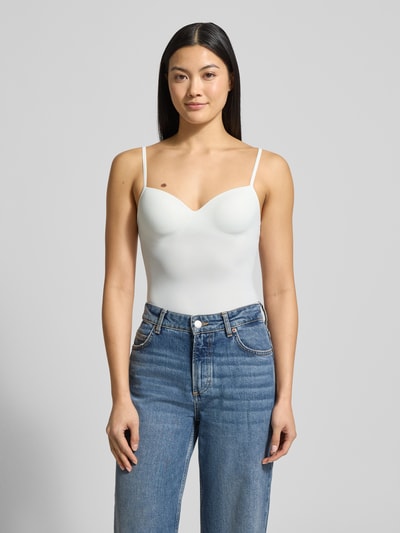 Frauenmodel trägt BH-Top mit gepolsterten, gemoldeten Cups Modell 'ALLURE' von Hanro in Weiß, Material-Mix mit Stretch-Anteil, Ganzkörperansicht von vorne.