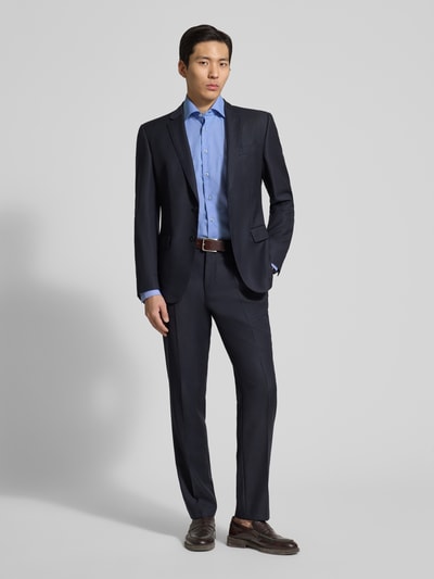 Männermodel trägt Comfort Fit Business-Hemd mit Kentkragen von ETERNA, Lyocell-Baumwoll-Mix, klassischer Stil, Ganzkörperansicht von vorne.