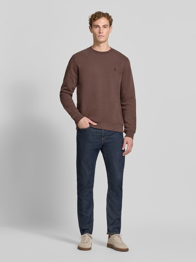 Männermodel trägt Regular Fit Sweatshirt aus reiner Baumwolle Modell 'BAARO' von ARMEDANGELS in Braun, glatte Struktur, Ganzkörperansicht von vorne. Herren Sweatshirt.