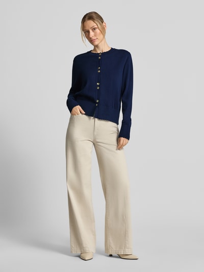Frauenmodel trägt Cardigan aus Viskose-Mix von MORE & MORE in Dunkelblau, Strick-Optik, Rundhalsausschnitt, Ganzkörperansicht von vorne.
