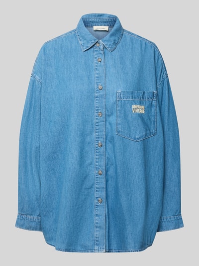 Produktfoto, Relaxed-Fit Damen Hemdbluse Modell 'IZEWAY' von American Vintage aus Reine Baumwolle in Denim-Optik mit Langärmelig, Hemdblusenkragen, Brusttasche, Logo-Stitching, strukturierte Oberfläche, mittlere Blautöne, Rückenlänge 74 cm, Ärmellänge 49 cm bei Größe XS/S.