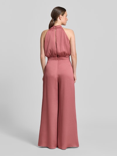 Vrouwenmodel draagt 'Jumpsuit met Schluppe en achterste knoopsluiting' van Swing in satijn, getailleerde fit, roze, achteraanzicht volledig lichaam