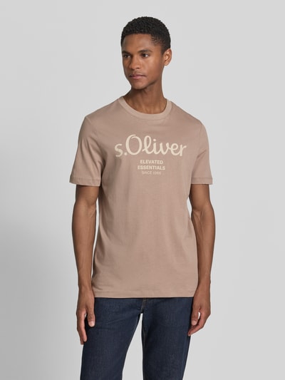 Męski model nosi Regular Fit T-Shirt aus reiner Baumwolle od s.Oliver RED LABEL, jednokolorowy, nadruk z logo, okrągły dekolt, krótki rękaw, dżersej, bawełna, całkowity widok z przodu.