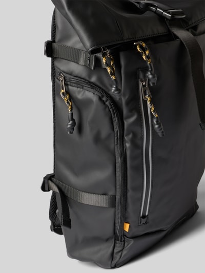 Produktfoto, czarny plecak z nadrukiem z napisem, zamknięcie na klamrę, kieszenie zapinane na zamek błyskawiczny, camel active, Rucksack mit Statement-Print Modell 'EXPLORE', Szerokość w rozmiarze 1: 40 cm, Długość w rozmiarze 1: 50 cm, Głębokość w rozmiarze 1: 12 cm, Długość pasków na ramię w rozmiarze 1: 65 cm