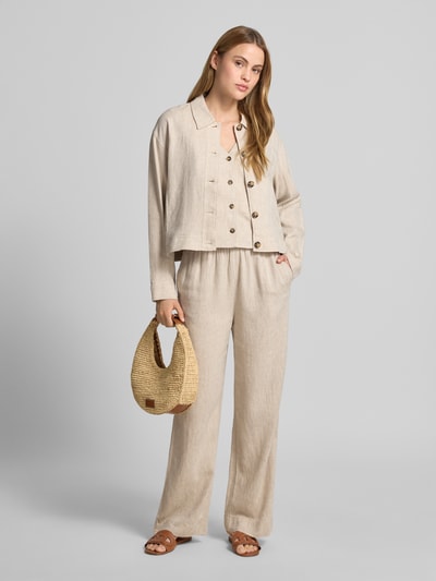 Vrouwenmodel draagt Leinenhose mit Kordelzug Modell 'Viana Ginia' van MSCH Copenhagen, beige linnenmix, wide leg fit, elastische tailleband, Franse steekzakken, voorkant, volledige lichaamsweergave.