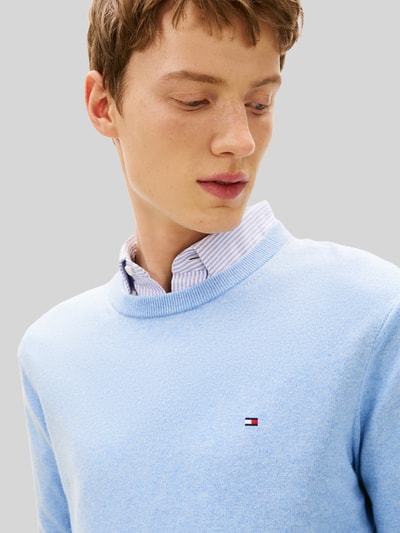 Tommy Hilfiger Sweter o kroju regular fit z mieszanki bawełny i kaszmiru Jasnoniebieski 3