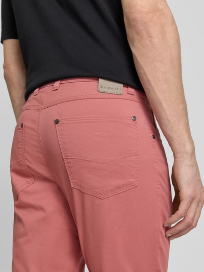Mannenmodel draagt Regular Fit broek met steekzakken model 'CORDOBA' van bugatti, mix van katoen en elastaan, detailopname rug