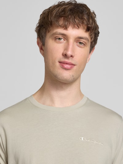 Männermodel trägt T-Shirt mit Label-Stitchings und Rundhalsausschnitt von CHAMPION, Reine Baumwolle, Regular-Fit, Nahaufnahme Oberkörper.