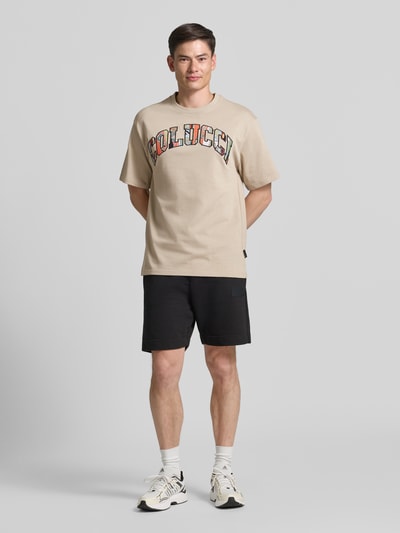 Mannelijk model draagt T-shirt met 1/2-mouwen van COLUCCI, puur katoen, recht model, ronde hals, ruglengte maat M 72 cm. Volledige vooraanzicht.