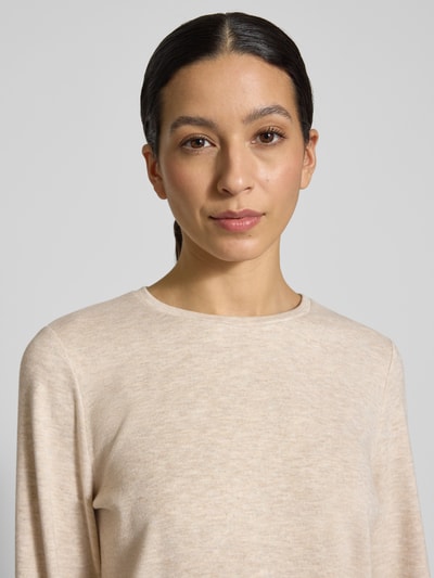 Frauenmodel trägt Relaxed Fit Pullover mit Viskose-Anteil Modell 'Samike' von Opus in Beige, Elastischer-Material-Mix, Rundhalsausschnitt, Nahaufnahme Oberkörper.