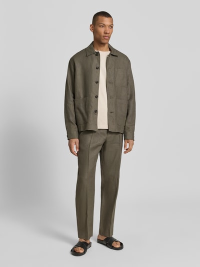 Mężczyzna model nosi Regular Fit Overshirt aus reinem Leinen Modell 'BAIRD' od SELECTED HOMME, efekt: jednolity kolor, krój regular fit, wykładany kołnierz, listwa guzikowa, długi rękaw, brustasza, nakładana boczna kieszeń, wykończenie materiału: czysty len, Ganzkörperansicht von vorne.