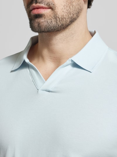 Männermodel trägt Slim Fit Poloshirt mit V-Ausschnitt von Lindbergh, Baumwoll-Elasthan-Mix, hellblau, Nahaufnahme Oberkörper. Rückenlänge bei Größe M: 68 cm.