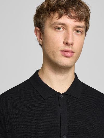 Männermodel trägt Regular Fit Freizeithemd mit Polokragen und Knopfleiste von Jack & Jones, Baumwoll-Mix, Nahaufnahme Oberkörper.