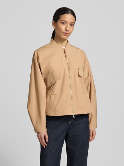 Frauenmodel trägt Jacke mit Zweiwege-Reißverschluss von Rich & Royal, Damen Jacke in Beige aus Baumwoll-Mix mit Stehkragen, Pattentaschen, Regular-Fit; Ganzkörperansicht von vorne.