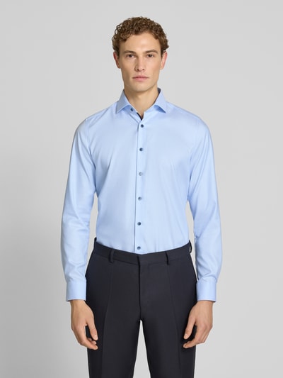 Męski model nosi Body Fit Business-Hemd mit Kentkragen von OLYMP Level Five, mieszanka bawełny z dodatkiem streczu, listwa guzikowa, długość tyłu w rozmiarze 40: 81 cm, szerokość ramion w rozmiarze 40: 44 cm, długość rękawów w rozmiarze 40: 68 cm, jasnoniebieski kolor, gładka tekstura, pełny widok z przodu.